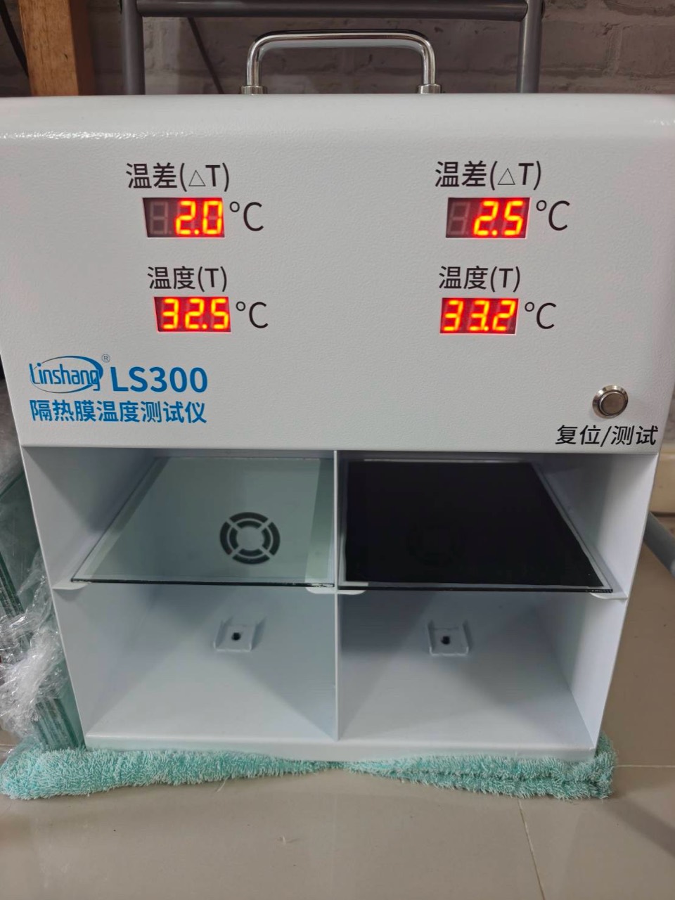 ภาพสาธิตความร้อน: ฝั่งซ้าย Clear 85C แสดง 32.5°C และ ΔT 2.0°C ฝั่งขวาฟิล์มเปรียบเทียบแสดง 33.2°C และ ΔT 2.5°C